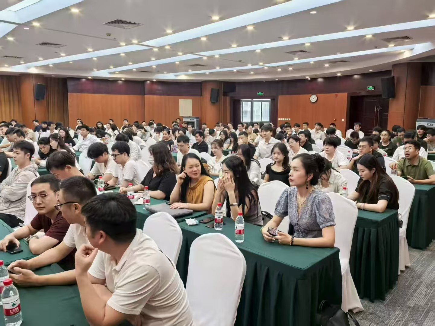 砥礪奮進(jìn)正當(dāng)時(shí)，凝心聚力啟新程——鄭州八角2025年半年會(huì)圓滿舉行